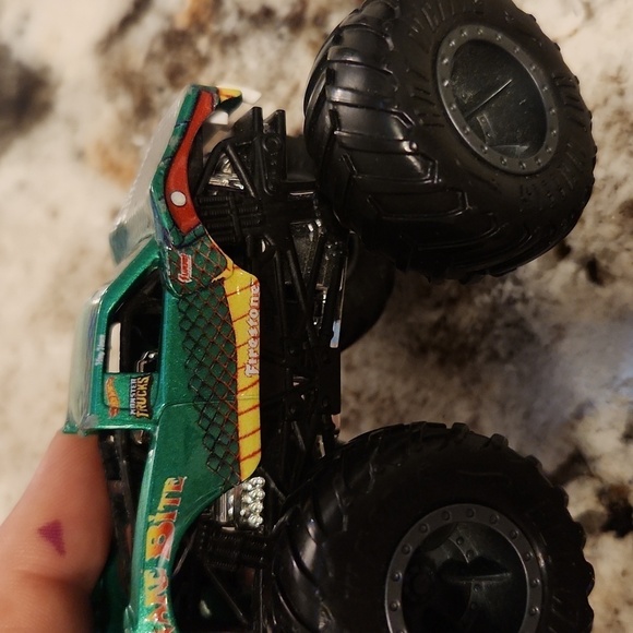 Hot Wheels Monster Trucks Fan Favorites Snake Bite 1:64 scale - Picture 2 of 9